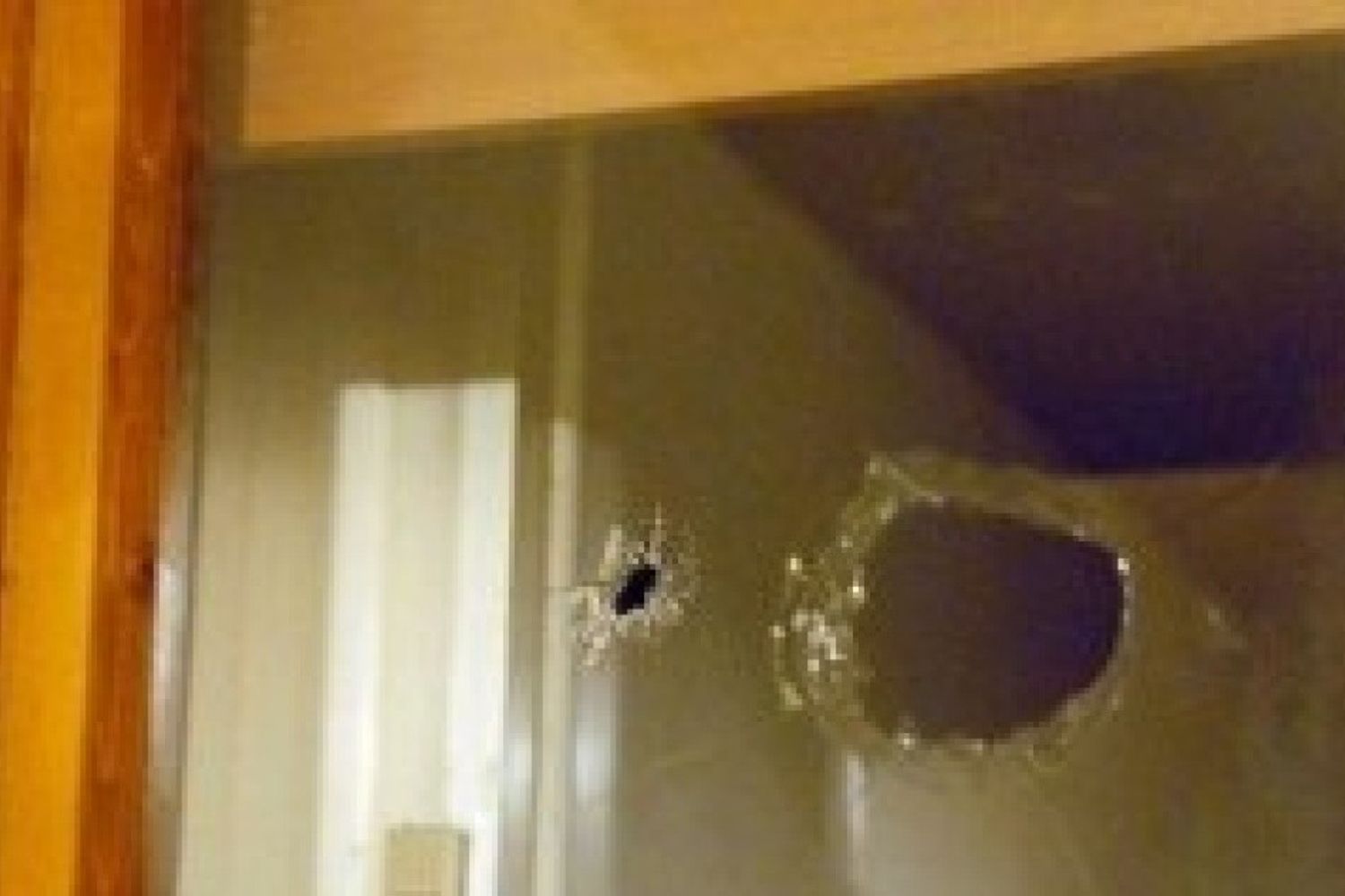 &nbsp; pistola sparo spari sparatoria finestra (foto mediamanager)