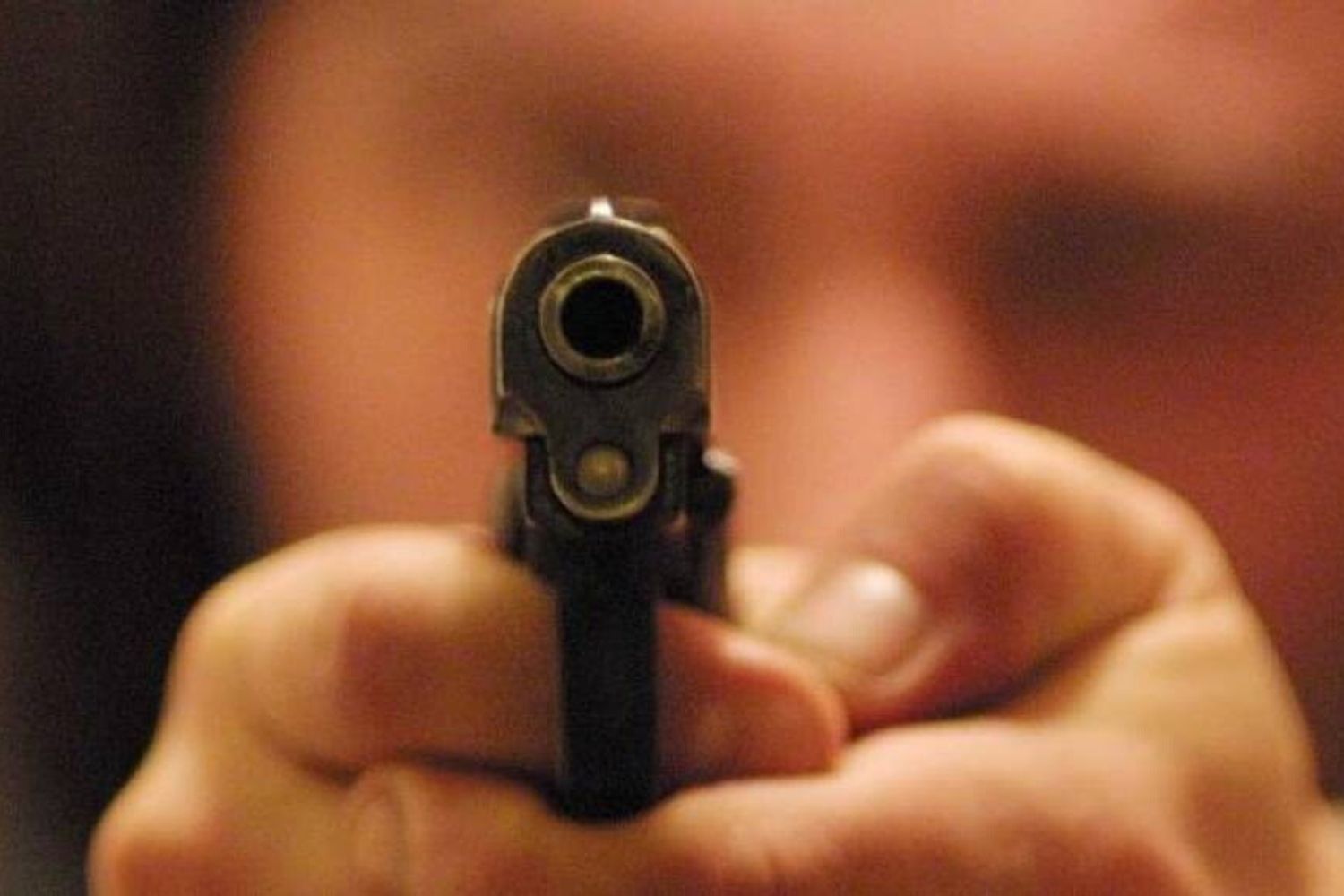 &nbsp; pistola sparo spari sparatoria (foto mediamanager)