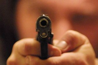 &nbsp; pistola sparo spari sparatoria (foto mediamanager)