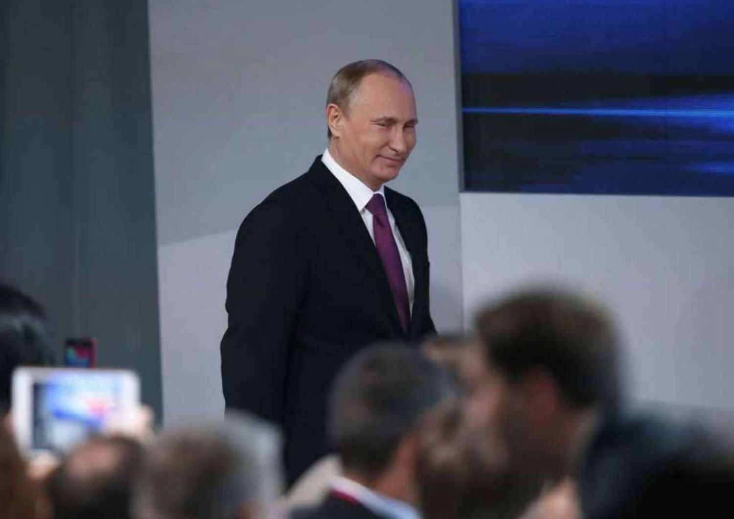 Putin, crisi provocata da esterno"Possibile ulteriore calo petrolio"