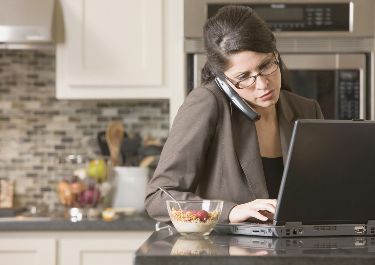 &nbsp;donna al computer - telefono - multitasking (Agf)