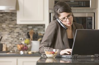 &nbsp;donna al computer - telefono - multitasking (Agf)