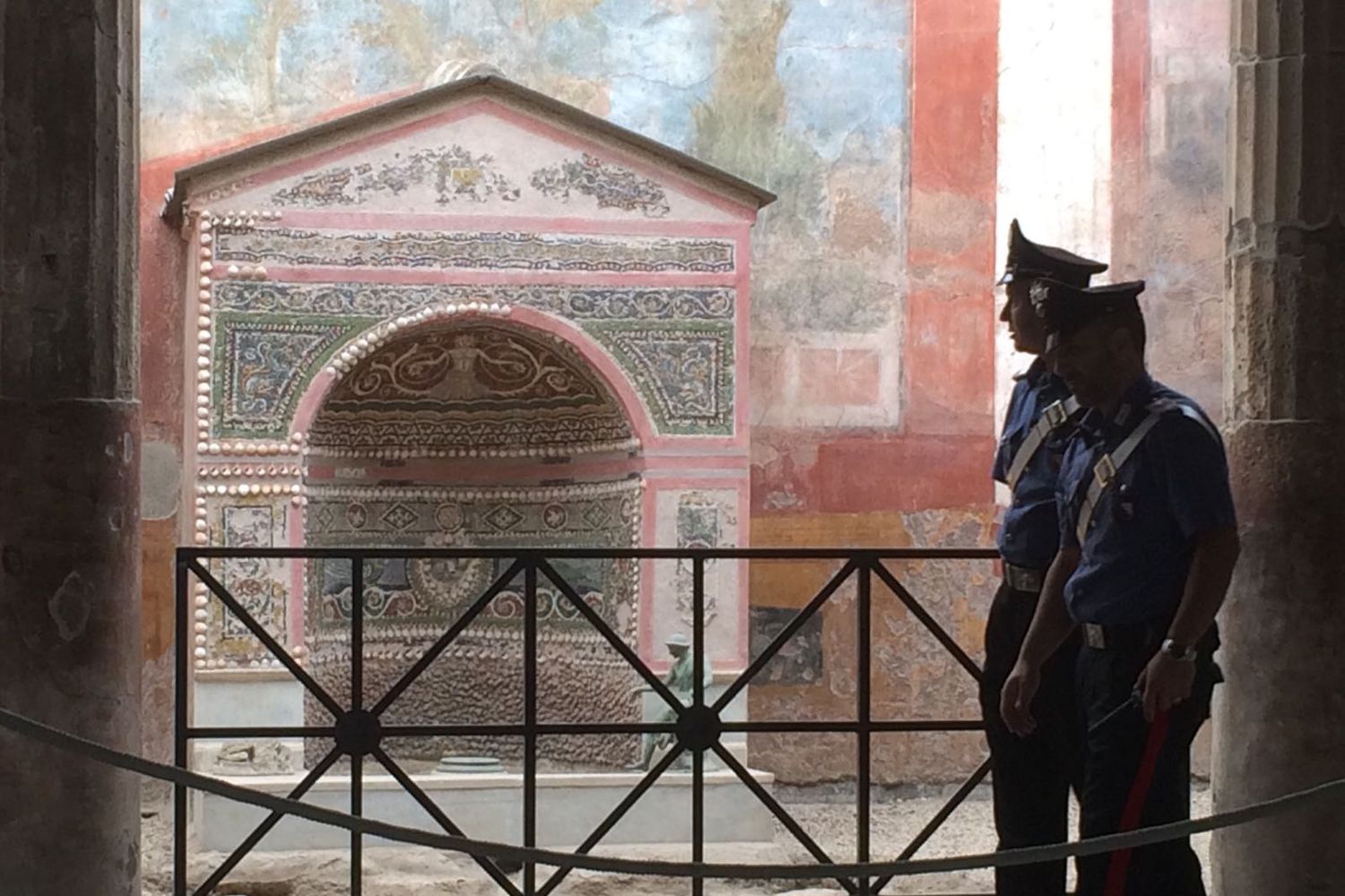 Domus di Pompei tassello divelto (foto da Lil)&nbsp;