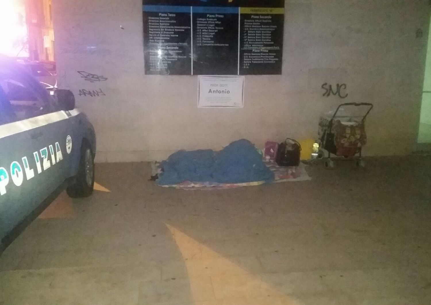 Mamma di tre bimbi senza casa a Cosenza, Polizia trova alloggio