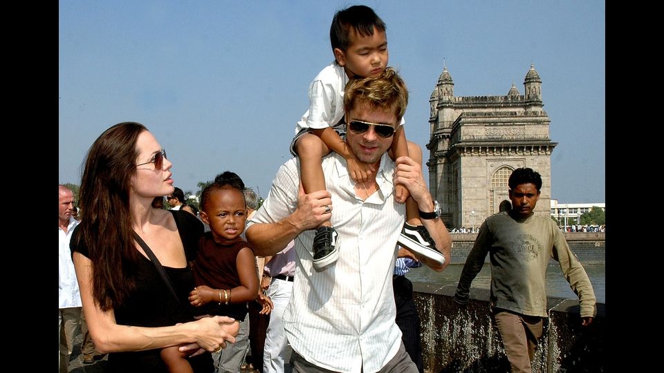 Angelina e Brad con la figlia Zahara e il figlio Maddox a Mumbai, India nel 2006 (Afp)