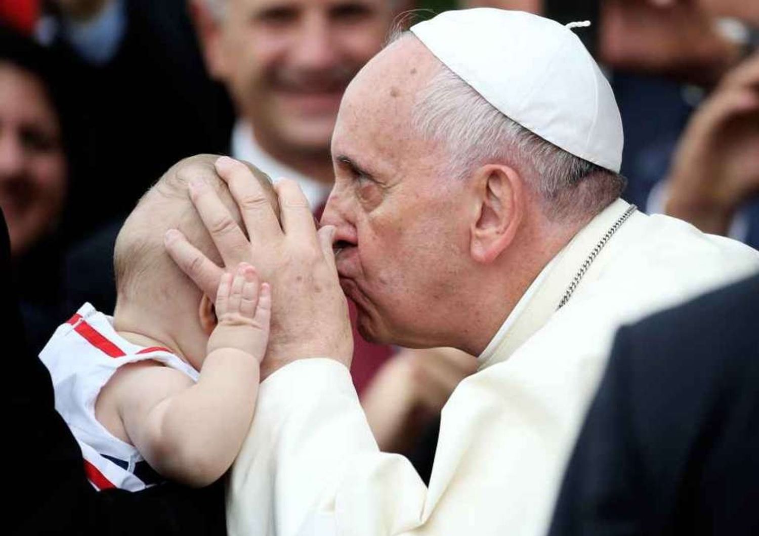 Il Papa in Albania, "gli estremisti travisano la fede. Non si uccide in nome di Dio"