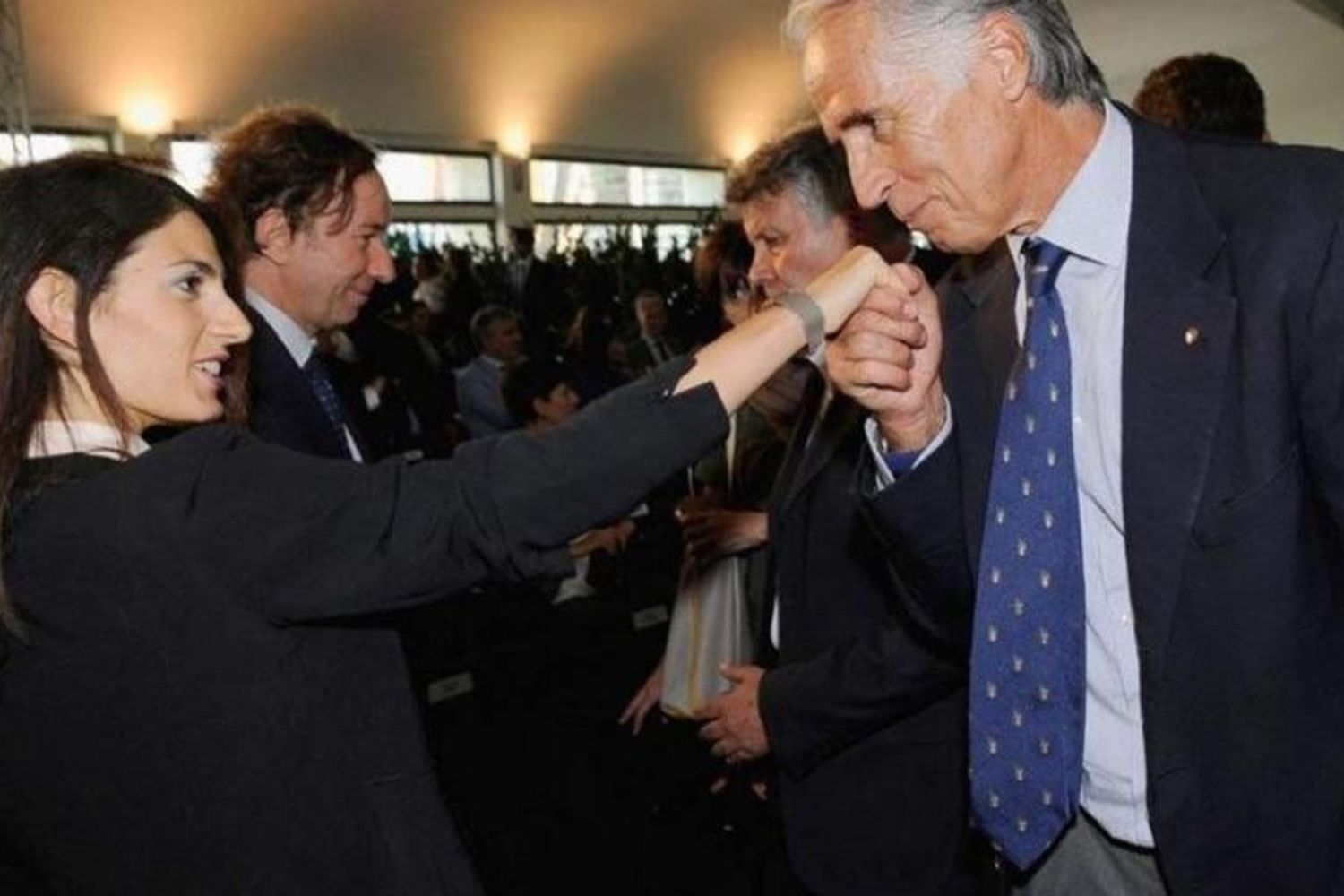 &nbsp;Malag&ograve; Raggi baciamano