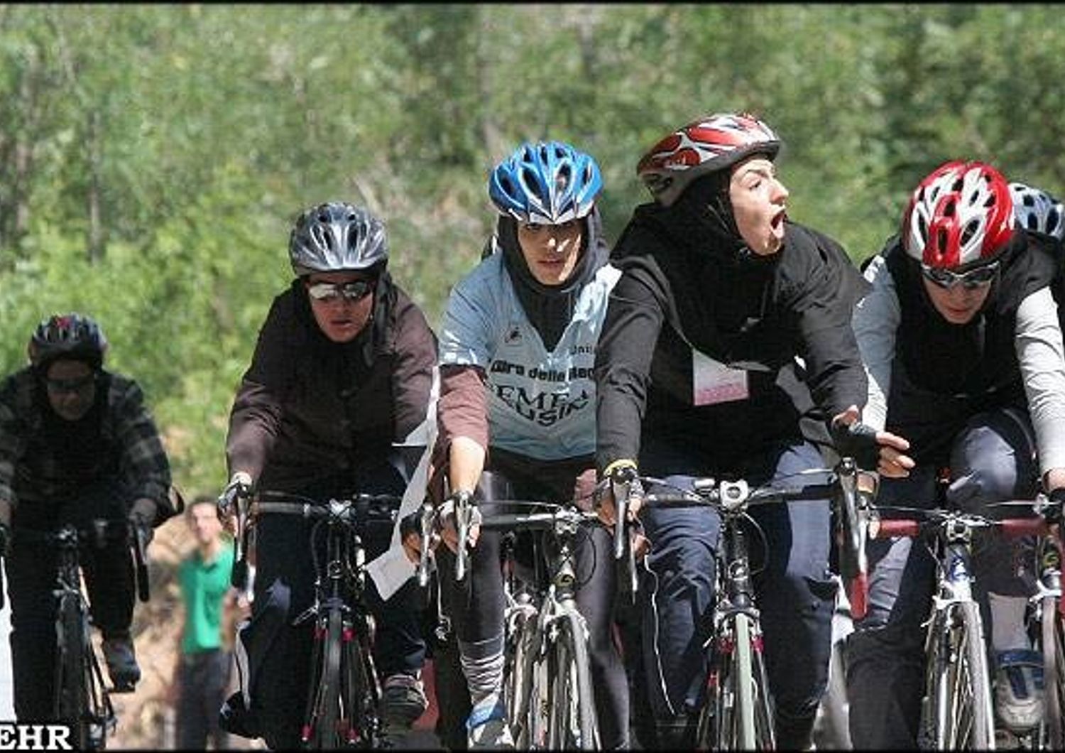 Donne in bici sfidano fatwa Khamenei