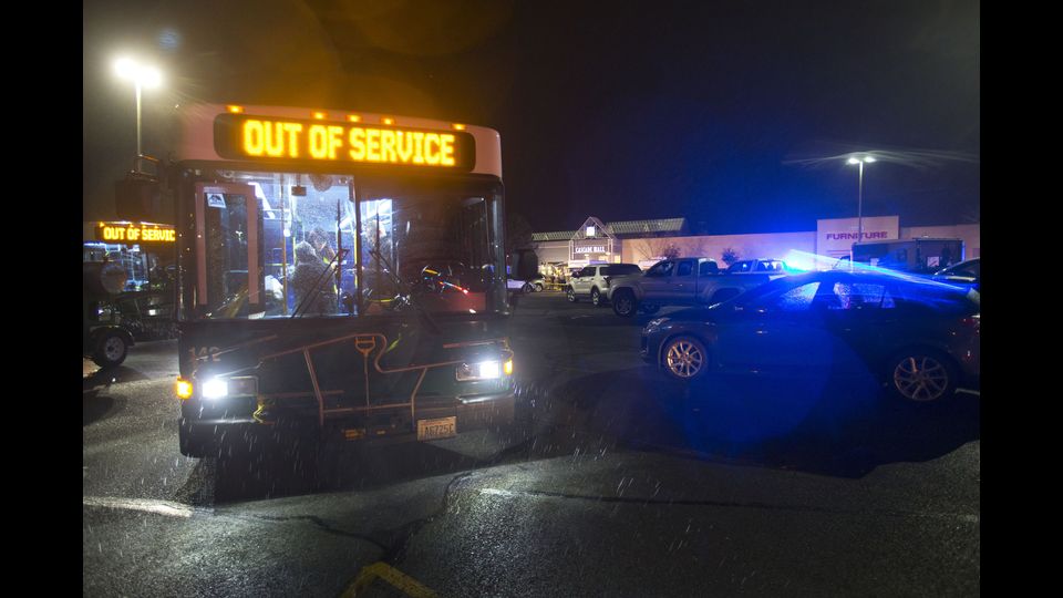 Cinque persone sono morte in un centro commerciale di Burlington, nello Stato di Washington, vicino Seattle, dove un uomo ha aperto il fuoco nel Cascade Mall. Quindi si &egrave; allontanato ed &egrave; ancora in fuga