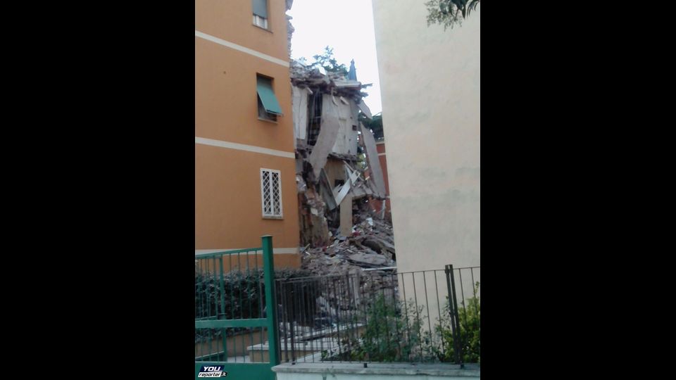 Palazzina di quattro piani parzialmente crollata. Lo stabile era stato evacuato poche ore prima dopo un sopralluogo in cui erano state riscontrate lesioni strutturali.