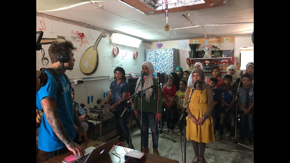 &nbsp;Fedez tra i bambini al confine siriano (foto facebook)