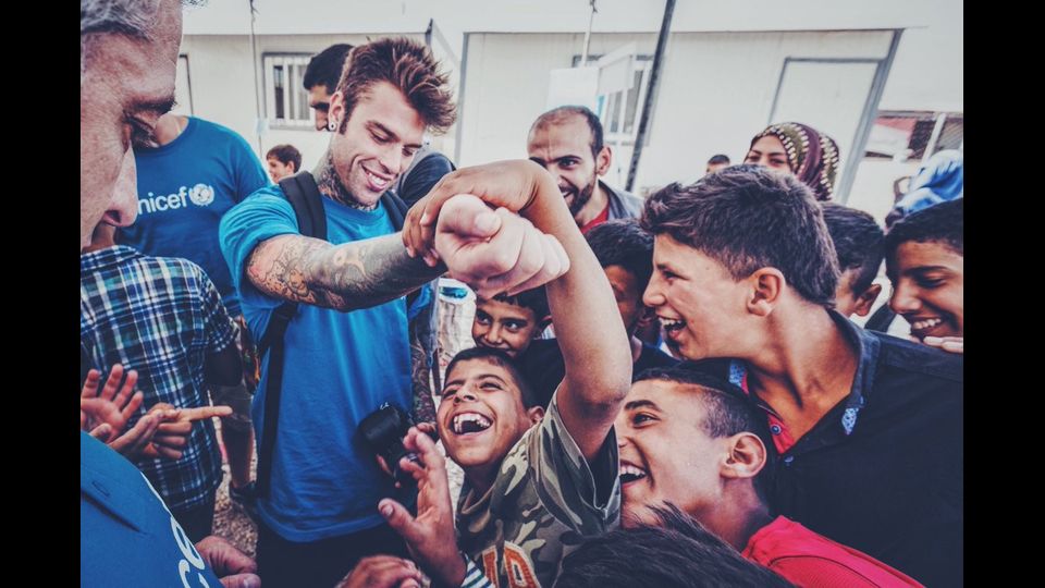 Fedez,il rapper e giudice di X Factor impegnato nei giorni scorsi in un viaggio in Libano assieme a Unicef Italia, ha visitato i campi profughi e insegnato &nbsp;a registrare musica ai ragazzi palestinesi e siriani (foto twitter)