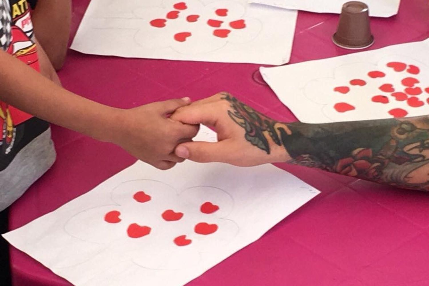 Fedez tra i bimbi al confine siriano