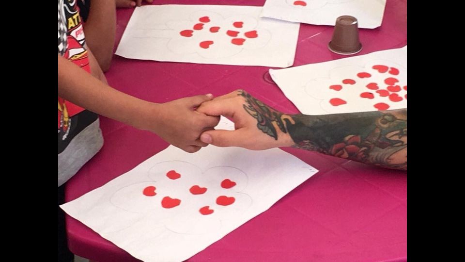 Fedez tra i bimbi al confine siriano (foto facebook)