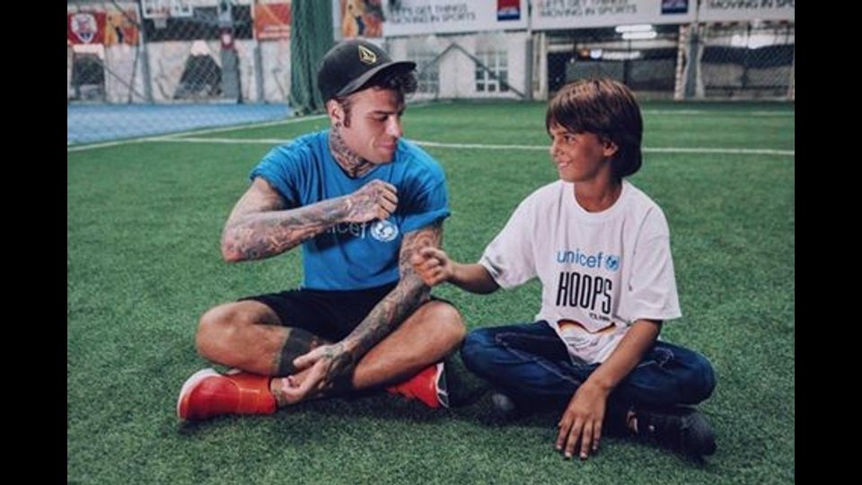 Fedez&nbsp;ha poi raccontato la storia della piccola Fatima, costretta a nascondere il proprio sesso per poter lavorare su un peschereccio e mantenere cos&igrave; la mamma (foto facebook)