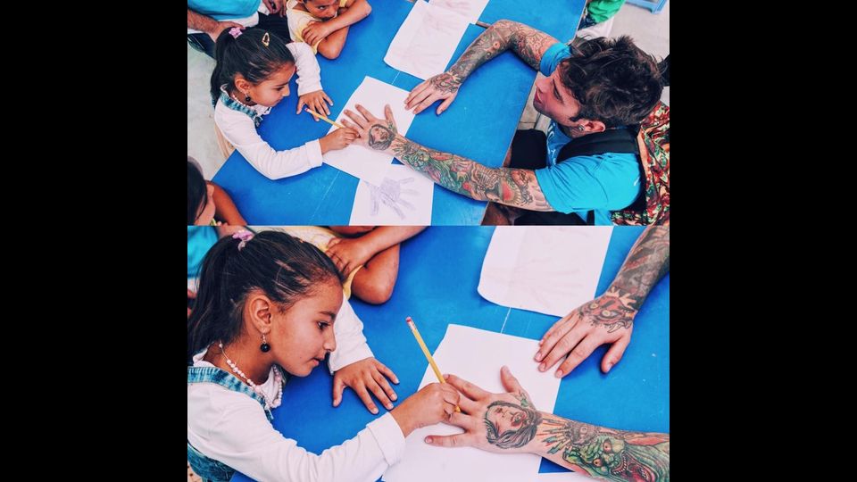 Fedez tra i bambini al confine siriano (foto facebook)
