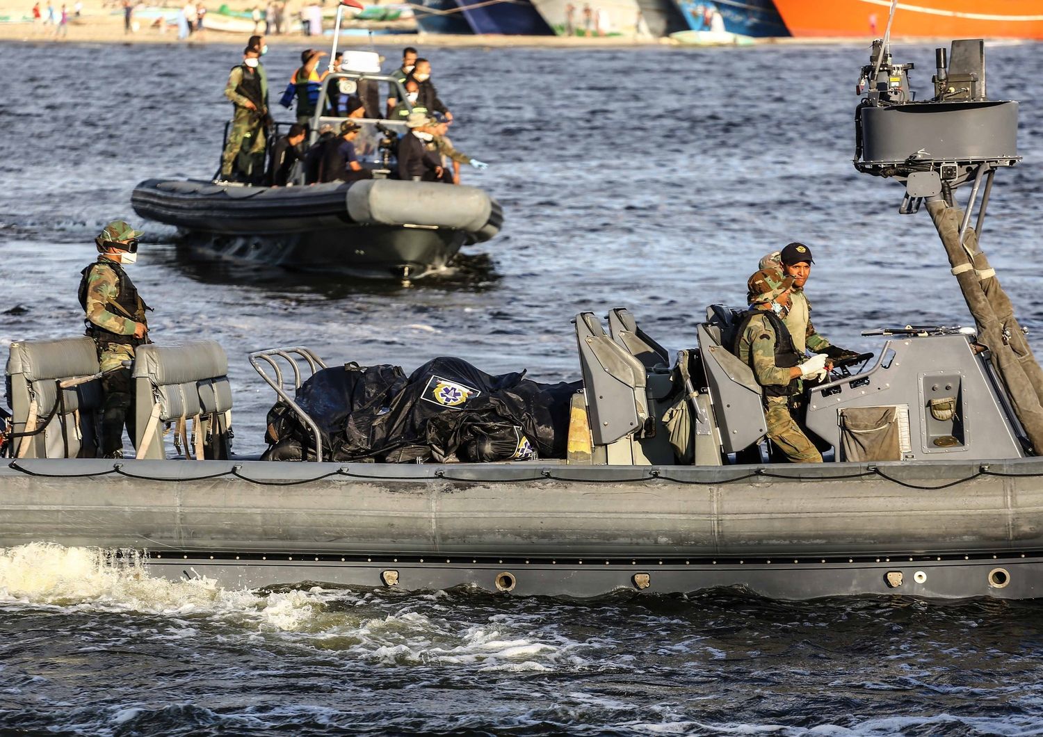 Egitto - naufragio migranti coste di Beheira - forze di sicurezza impegnate nel recupero dei corpi (Afp)