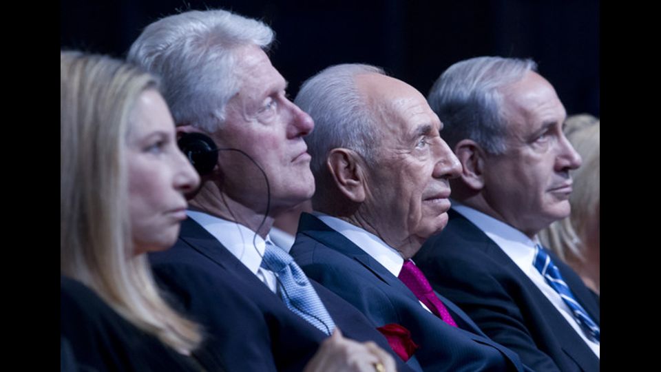 Shimon Peres con Barbra Streisand, Bill Clinton, Benjamin Netanyahu il 18 giugno 2013 (Afp)&nbsp;