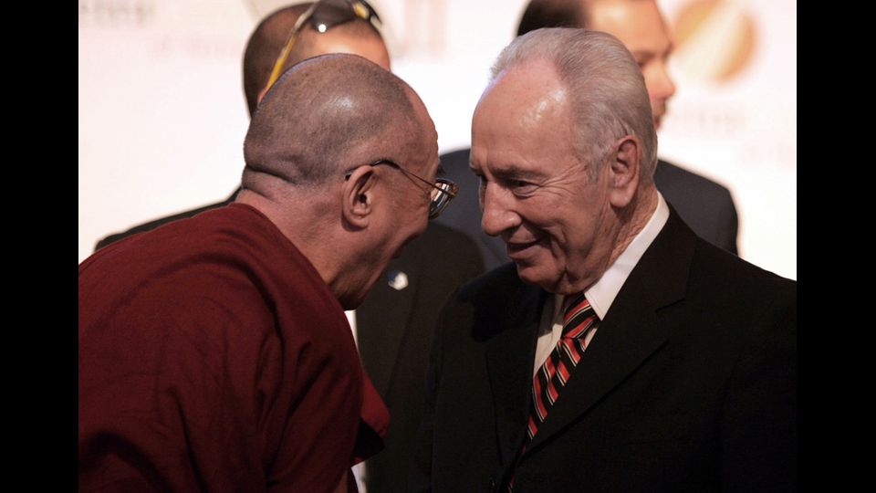 Shimon Peres con il Dalai Lama il 21 giugno 2006 (Afp)&nbsp;