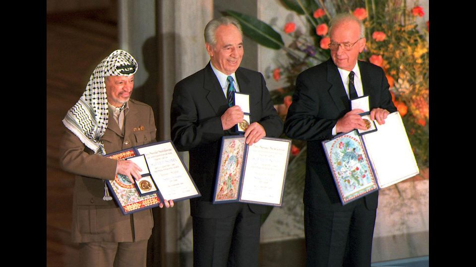Shimon Peres con il leader palestinese Yasser Arafat e il primo ministro israeliano Yitzhak Rabin 12 ottobre 1994 (Afp)&nbsp;