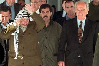 Shimon Peres con il leader palestinese Yasser Arafat l'11 Febbraio 1999&nbsp;