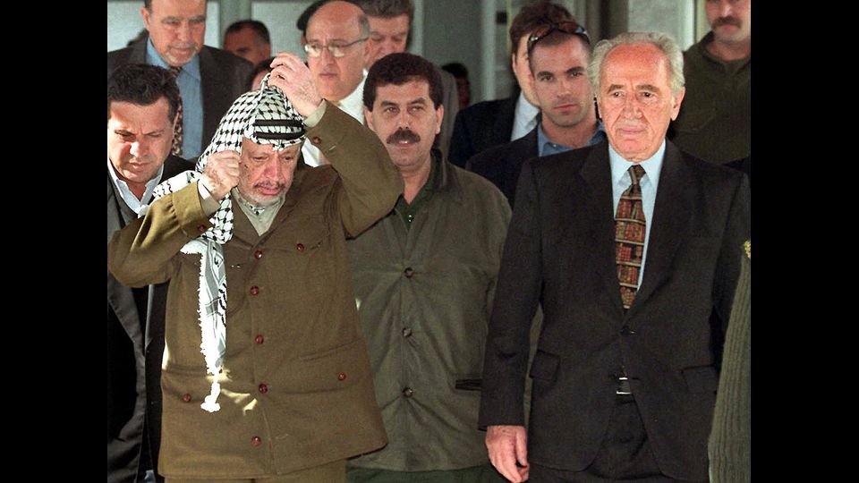 Shimon Peres con il leader palestinese Yasser Arafat l'11 Febbraio 1999&nbsp;
