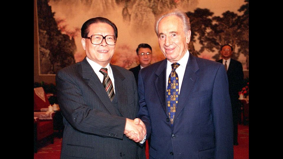 Shimon Peres con il presidente cinese Jiang Zemin il 4 luglio 1998 (Afp)&nbsp;