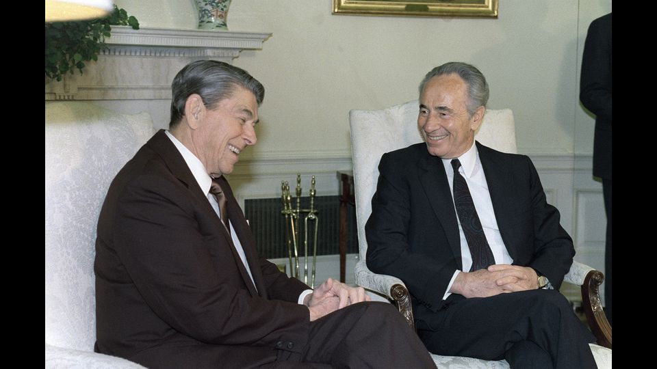 Shimon Peres con il presidente americano Ronald Reagan il 17 maggio 1988 (Afp)&nbsp;