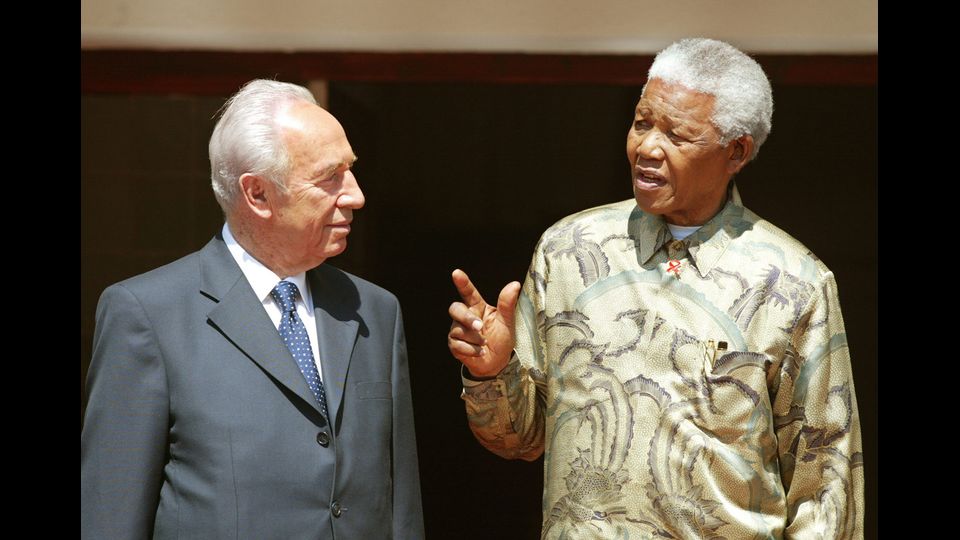 Shimon Peres con il presidente del Sud Africa Nelson Mandela il 9 marzo 2002 (Afp)&nbsp;