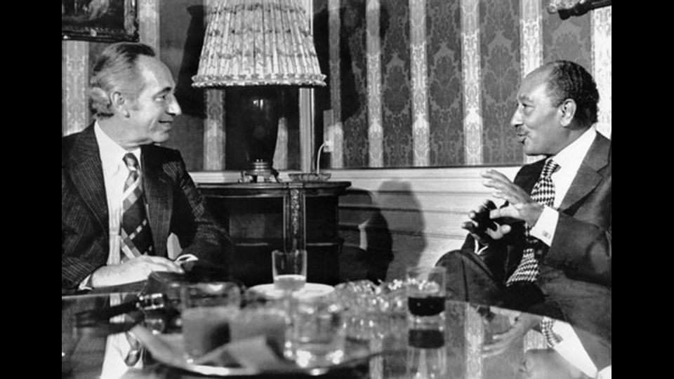 Shimon Peres con il presidente egiziano Anwar Sadat l'11 febbraio 1978 (Afp)&nbsp;