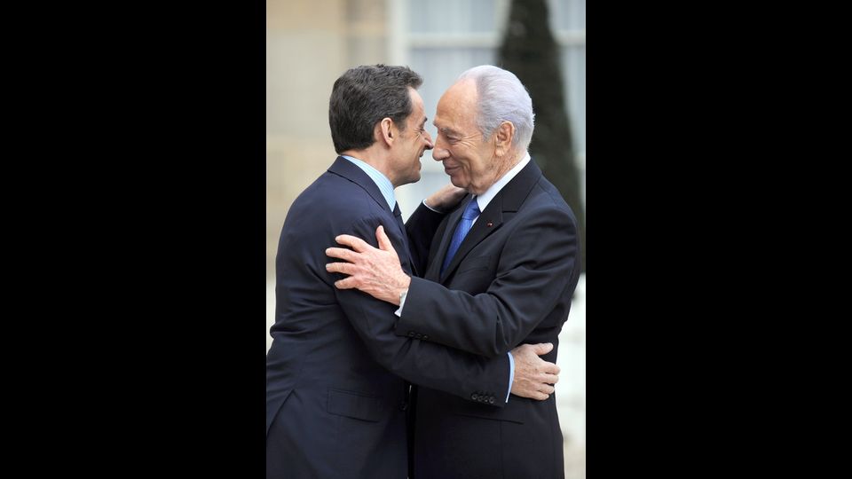 Shimon Peres con il presidente francese Nicolas Sarkozy 13 aprile 2010 (Afp)&nbsp;