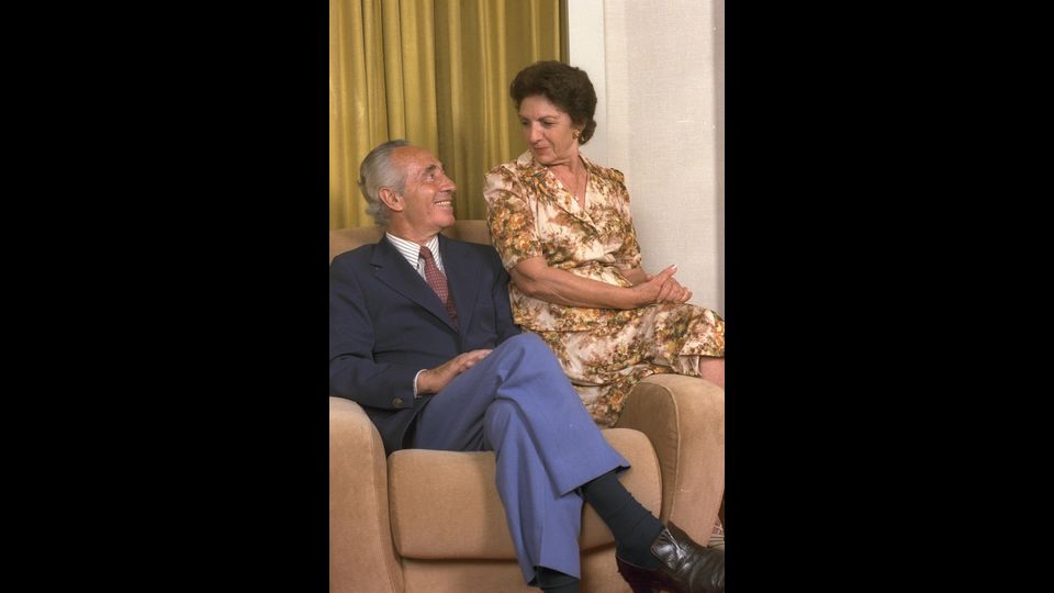 Shimon Peres con la moglie Sonia il 10 gennaio 1984 (Afp)&nbsp;