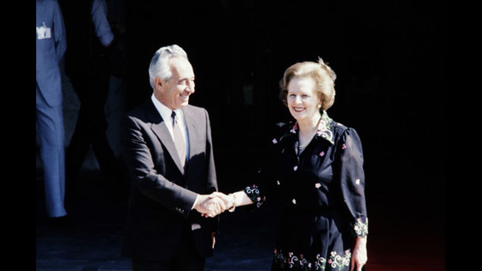Shimon Peres con Margaret Thatcher 25 maggio 1986 (Afp)