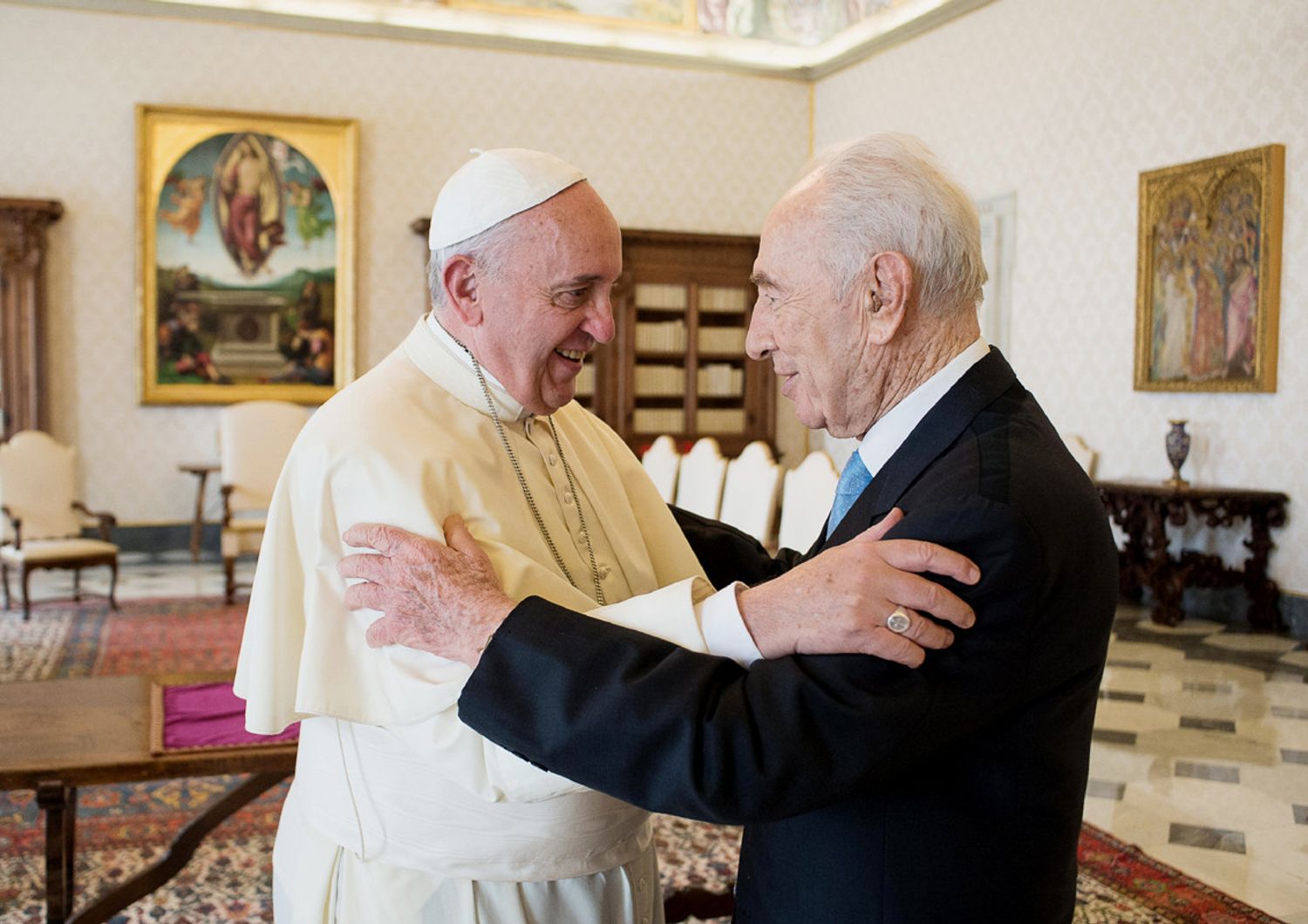 Shimon Peres con Papa Francesco il 4 settembre 2014 (Afp)&nbsp;