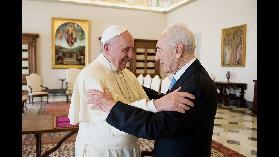 Shimon Peres con Papa Francesco il 4 settembre 2014 (Afp)&nbsp;