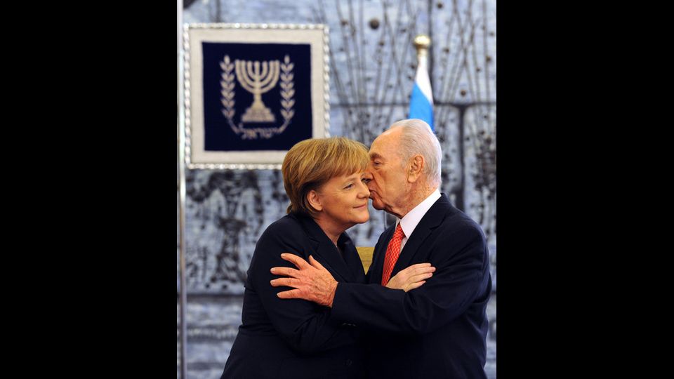 Shimon Peres con la cancelliera tedesca Angela Merkel il 1 febbraio 2011 (Afp)