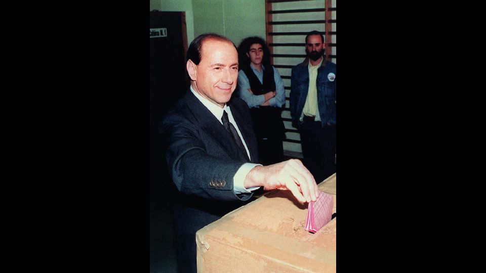 Silvio Berlusconi leader del partito di Forza Italia durante le elezioni del 1994, fu eletto con il 47,4% dei voti