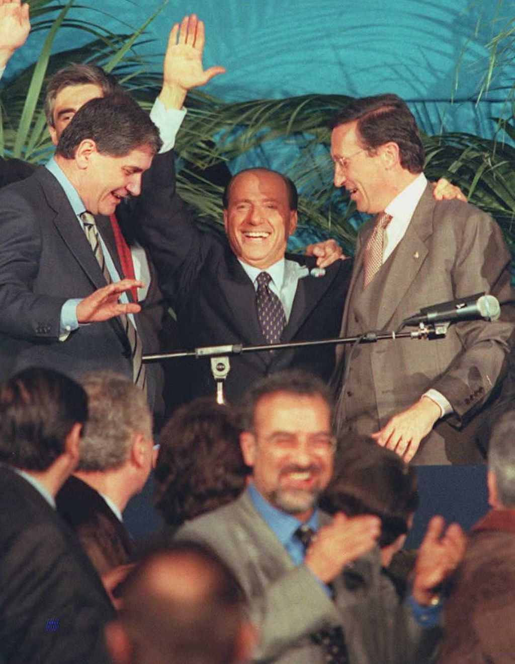 Silvio Berlusconi con il leader della destra Gianfranco Fini durante una manifestazione a Roma nel 1996
