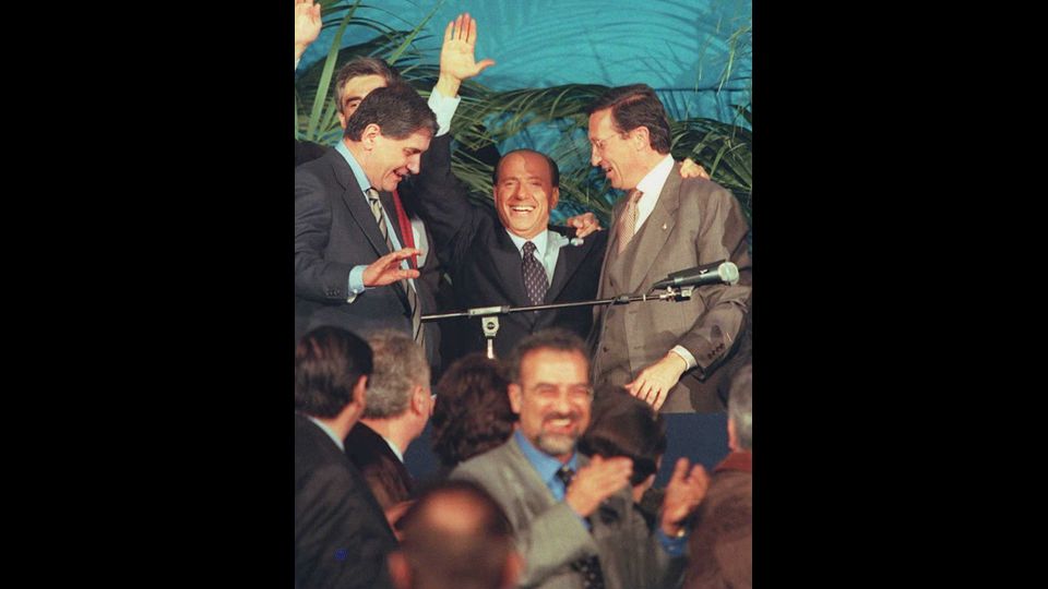 Silvio Berlusconi con il leader della destra Gianfranco Fini durante una manifestazione a Roma nel 1996