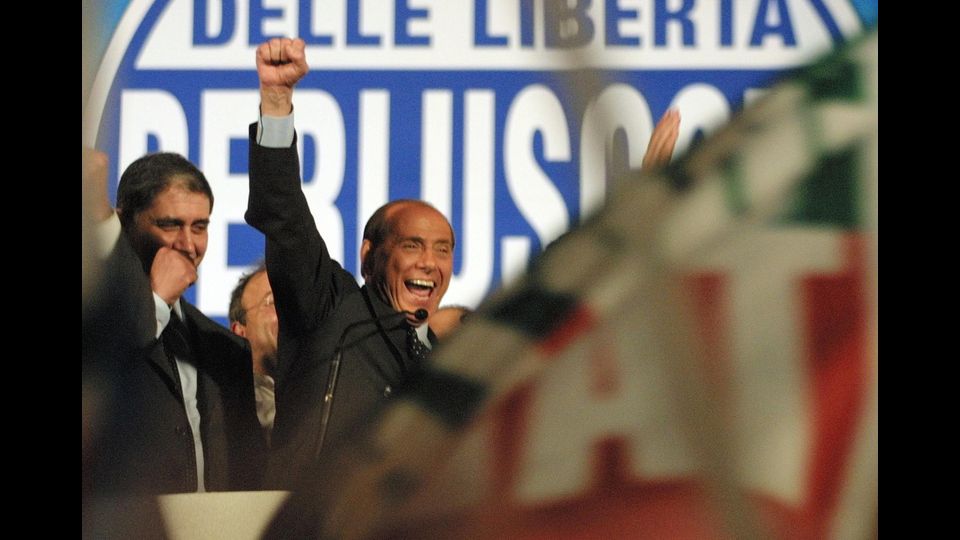 Il leader della coalizione di Silvio Berlusconi durante un comizio in Piazza del Popolo l'ultimo giorno della campagna elettorale l'11 maggio 2001.