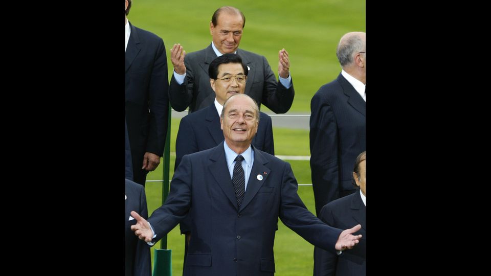 Berlusconi in una posa ironica con il gruppo al G8 in Russia nel 2003