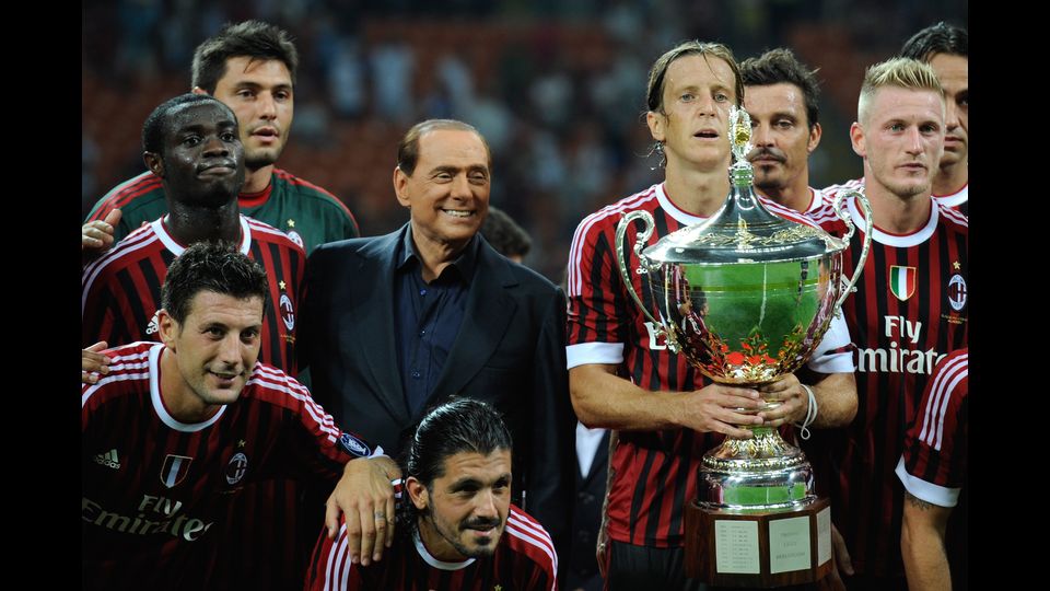 Silvio Berlusconi presidente del Milan, con la sua squadra nel 2004