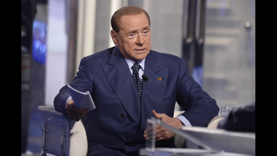 Silvio Berlusconi in una trasmissione televisiva nel 2015