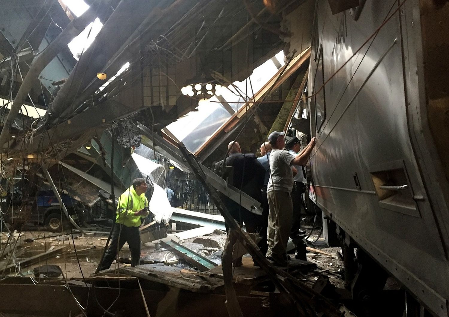 Deraglia treno in New Jersey, 1 morto e 114 feriti - Video/Foto
