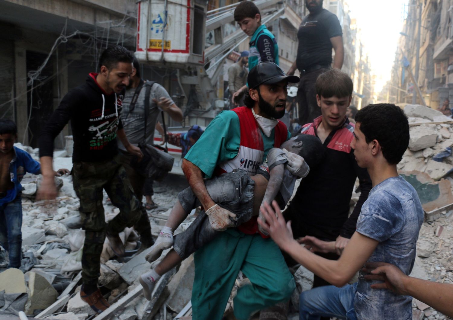 &nbsp;Siria - Aleppo, bambino estratto dalle macerie (Afp)