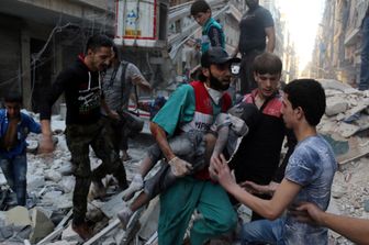 &nbsp;Siria - Aleppo, bambino estratto dalle macerie (Afp)