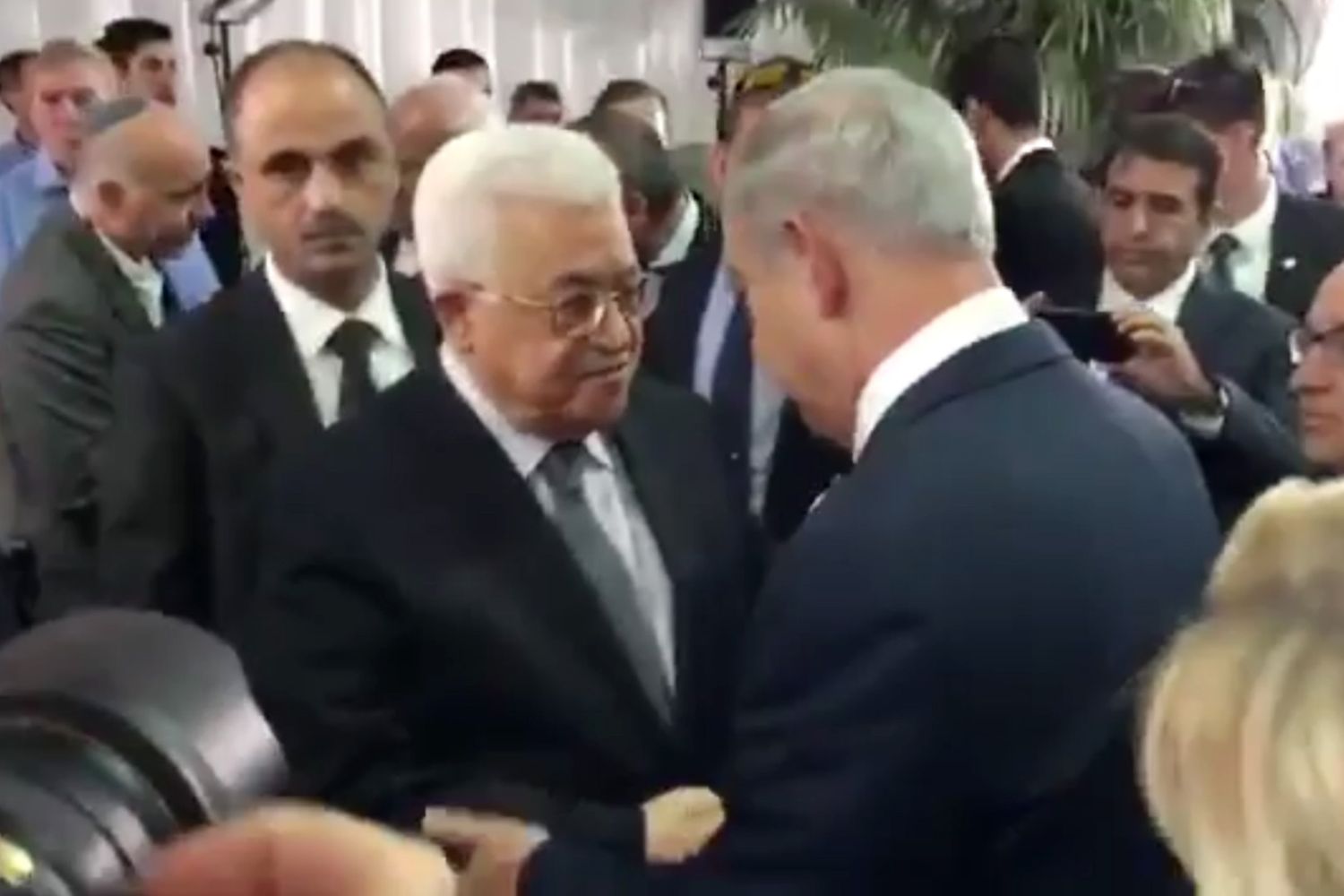 Il presidente palestinese Mahmoud Abbas stringe la mano al primo ministro israeliano Benjamin Netanyahu (Afp)&nbsp;