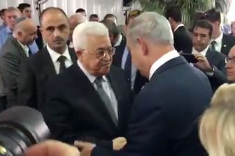Il presidente palestinese Mahmoud Abbas stringe la mano al primo ministro israeliano Benjamin Netanyahu (Afp)&nbsp;