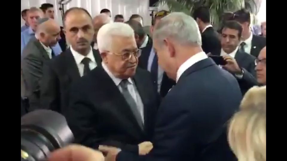 Il presidente palestinese Mahmoud Abbas stringe la mano al primo ministro israeliano Benjamin Netanyahu (Afp)&nbsp;