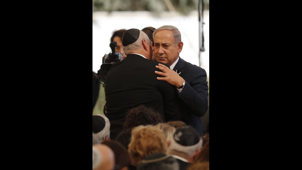 Il primo ministro israeliano Benjamin Netanyahu abbraccia Chemi Peres, il figlio dell'ex presidente israeliano e premio Nobel per la pace Shimon Peres (Afp)&nbsp;